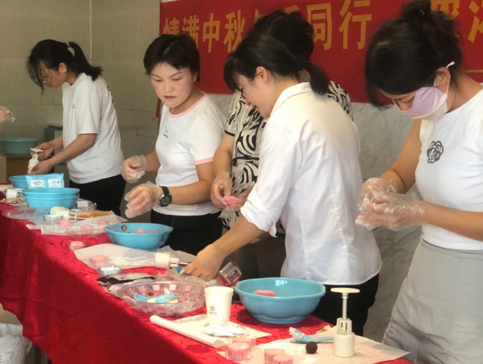 鼎鑫中心迎中秋：DIY月餅樂翻天，物業暖心添喜慶
